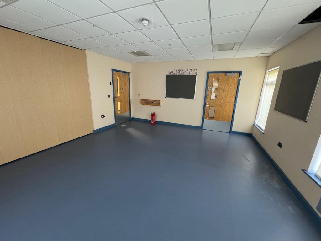 Lot: 74 - SINGLE STOREY DETACHED BUILDING WITH POTENTIAL AND PARKING - Room 3